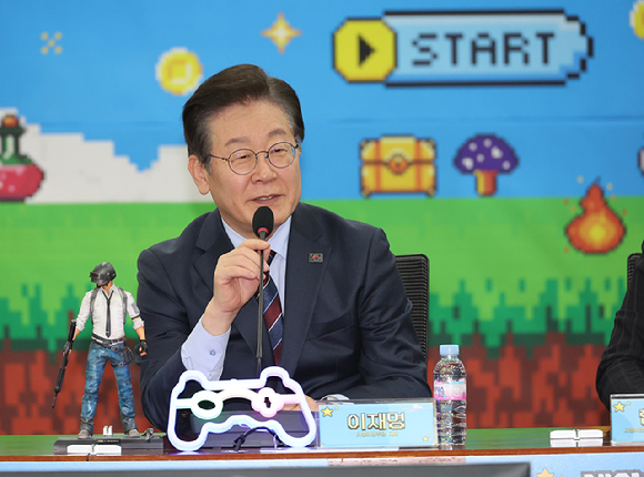 지난 5월 17일 이재명 당시 더불어민주당 대선후보가 광주 동구 조선대학교에 위치한 광주이스포츠경기장에서 열린 'K-콘텐츠 e스포츠 LEVEL UP!' e스포츠 산업 현장간담회에서 게임 '리그오브레전드'를 체험하고 있다. [사진=연합뉴스]