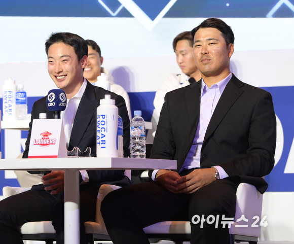 30일 오후 서울 한남동 그랜드하얏트서울 그랜드볼룸에서 열린 2023 KBO 미디어데이에 SSG 박종훈, 한유섬이 참석하고 있다. [사진=정소희 기자]