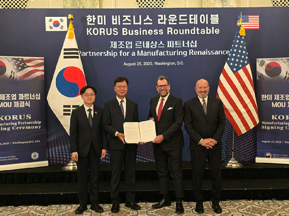 김정관 한국 산업통상자원부 장관(왼쪽부터)과 최성안 삼성중공업 대표이사, 프란체스코 발렌테 비거마린그룹 대표이사, 하워드 러트닉 미국 상무부 장관이 MOU 체결 기념 사진을 촬영하고 있다. [사진=삼성중공업]