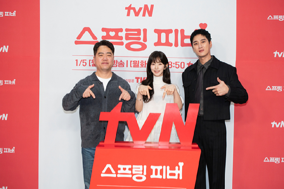 '스프링 피버' 제작발표회에 참석한 박원국 감독과 배우 이주빈, 안보현 [사진=tvN ]
