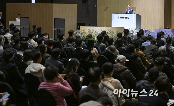 의장을 맡은 전영현 삼성전자 대표이사 부회장 겸 DS부문장이 18일 오전 경기 수원시 수원컨벤션센터에서 열린 제57기 정기 주주총회에서 인사말을 하고 있다. [사진=곽영래 기자]