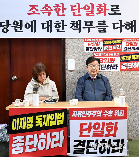 김문수 국민의힘 대통령 후보에게 단일화 약속을 촉구하며 단식농성 중인 권성동 원내대표가 9일 오후 서울 여의도 원내대표실 앞 농성장에서 단식을 이어가고 있다. [사진=곽영래 기자]