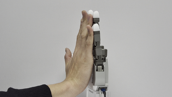 DG-5F-S와 성인 남성 손 크기 비교 [사진=테솔로]