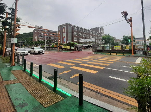 구미시가 설치 완료한 초등학교앞 LED 바닥형 보행신호등 전경 [사진=구미시]