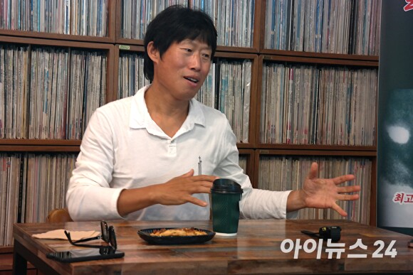 배우 유해진이 26일 청주시 상당구 대성동 ‘다락방의 불빛 카페’에서 ‘열개의 인디언 인형’ 작품을 설명하고 있다. [사진=임양규 기자]