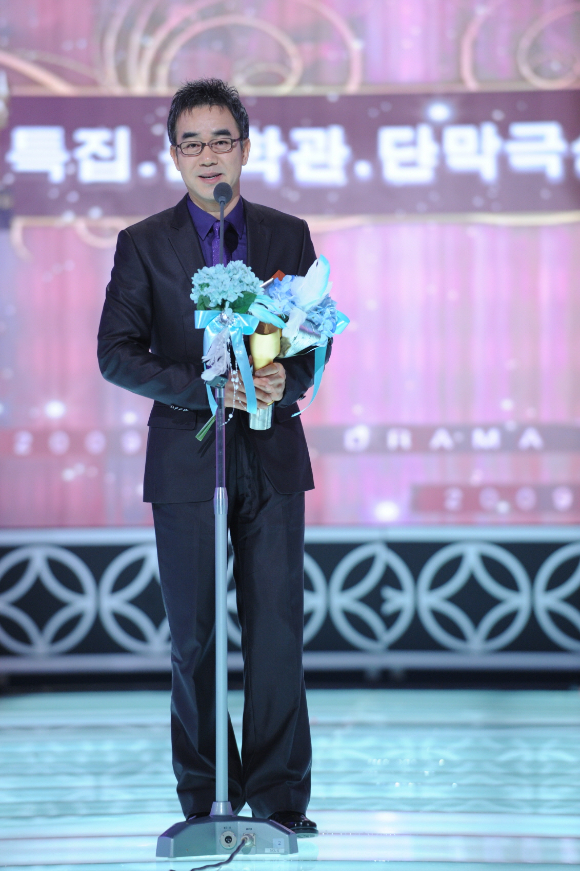 '2009 KBS연기대상'에 참석한 배우 김규철 [사진=KBS]