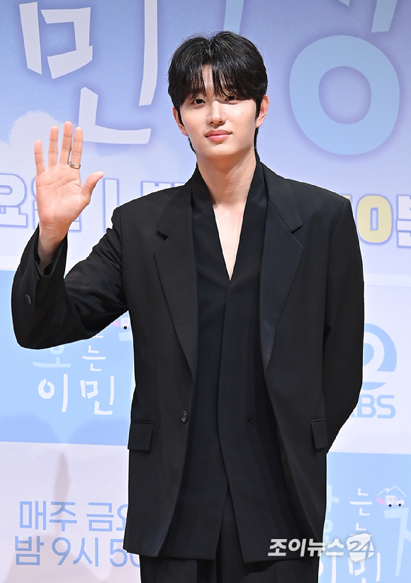 배우 김재원이 16일 서울 여의도 KBS 아트홀에서 열린 KBS 2TV 신규 예능 '가는정 오는정 이민정' 제작발표회에서 포토타임을 갖고 있다. [사진=곽영래 기자]