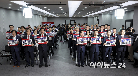 국민의힘 송언석 비상대책위원장 겸 원내대표와 안철수, 김문수, 조경태, 장동혁 당대표 후보 등 참석자들이 14일 오후 서울 여의도 국민의힘 중앙당사에서 열린 제6차 전당대회 수도권·강원·제주 합동연설회에서 야당탄압을 규탄하는 내용의 피켓팅을 하고 있다. [사진=국회사진기자단]