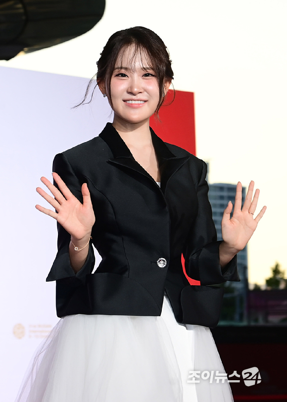 가수 김다현이 6일 부산 해운대구 영화의전당에서 열린 제31회 부산국제영화제 개막식 레드카펫 행사에 참석하고 있다. [사진=정소희 기자]