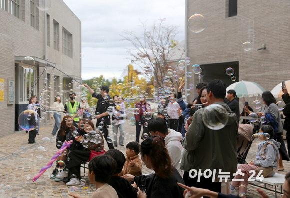 시몬스 테라스에서 열린 버블 아티스트 공연 모습. [사진=송대성 기자]