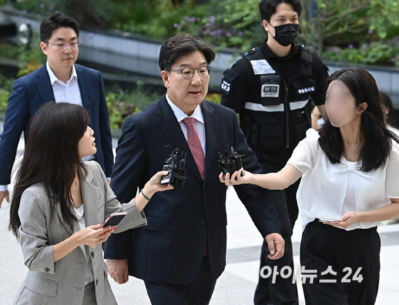 권성동 국민의힘 의원이 27일 오전 서울 종로구에 마련된 김건희 특검팀(특별검사 민중기) 사무실로 통일교 부정 청탁 의혹 관련 조사를 받기 위해 출석하고 있다. [사진=곽영래 기자]