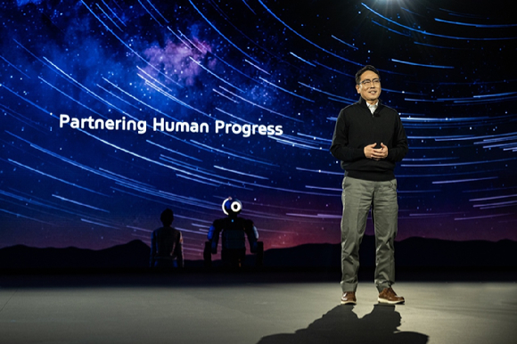 보스턴다이나믹스&nbsp;'스팟'이&nbsp;퍼포먼스를&nbsp;선보이고 있다. [사진=현대자동차그룹]