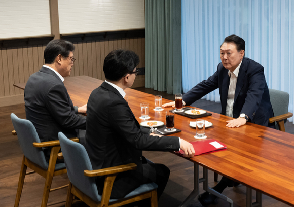 윤석열 대통령이 지난 10월 21일 서울 용산 대통령실 파인그라스에서 한동훈 국민의힘 대표와 면담하고 있다.맨 왼쪽은 정진석 대통령 비서실장. [사진=대통령실]