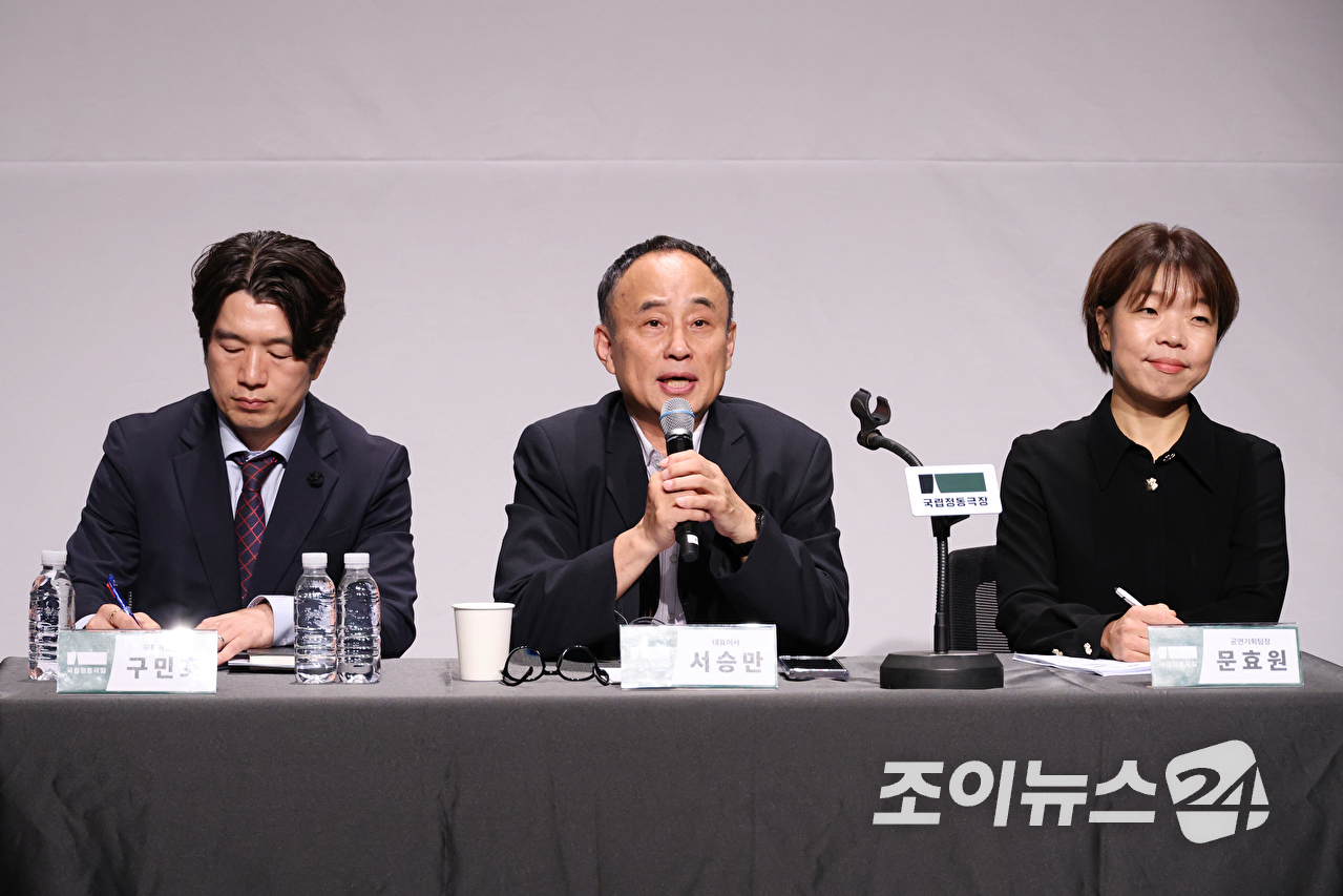 구민호 문화사업팀장, 서승만 대표이사, 문효원 공연기획팀장이 22일 서울 중국 국립정동극장 세실에서 진행된 국립정동극장 신임 대표이사 취임 기자간담회에 참석해 질문에 답하고 있다. [사진=문수지 기자]