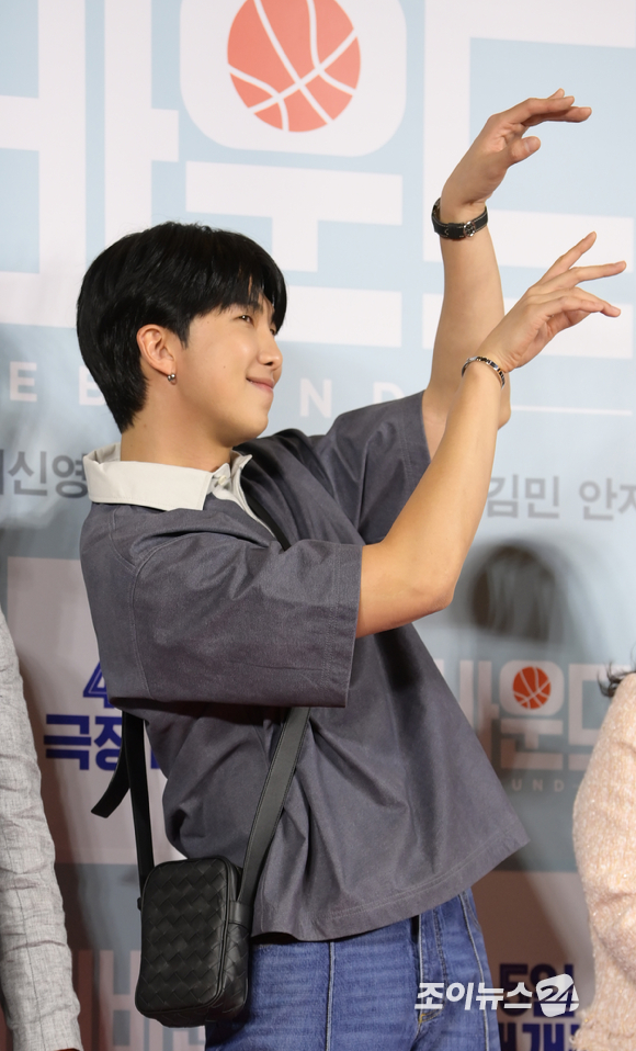 방탄소년단(BTS) RM이 3일 오후 서울 용산구 CGV 용산아이파크몰에서 열린 영화 '리바운드' VIP 시사회에 참석해 포토타임을 갖고 있다. [사진=정소희 기자]