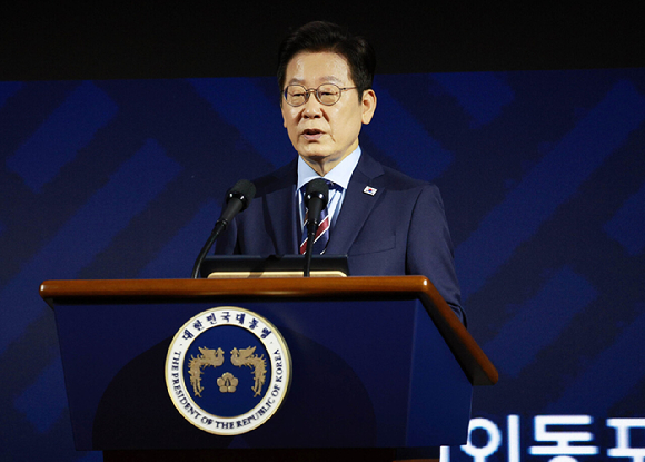 이재명 대통령이 2일 서울 광진구 그랜드워커힐서울 호텔에서 열린 제19회 세계한인의 날 기념식에서 기념사를 하고 있다. 2025.10.2 [대통령실통신사진기자단] [사진=연합뉴스]