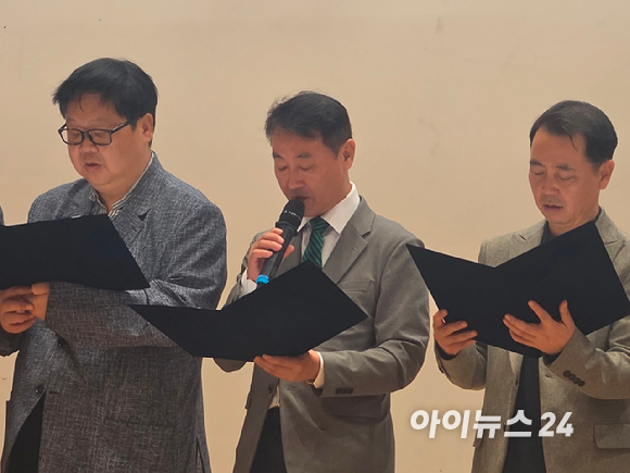 조영기 K-콘텐츠산업협의회 공동대표 겸 한국게임산업협회장(왼쪽에서 네 번째)를 비롯한 K-콘텐츠산업협의회 관계자들이 15일 국회의원회관에서 열린 'K-컬처 400조&middot;K-콘텐츠 220조 비전선포식'에서 기념촬영을 하고 있다. [사진=곽민구 기자]