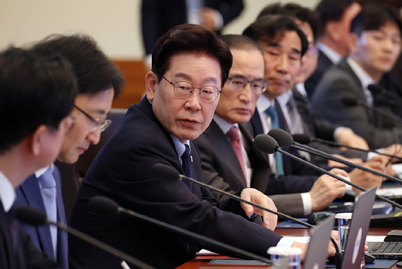 이재명 대통령이 지난 15일 청와대에서 열린 수석보좌관회의에서 발언하고 있다. [사진=연합뉴스]