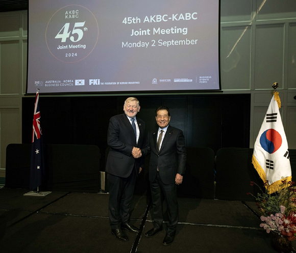 장인화(오른쪽) 포스코그룹 회장과 마틴 퍼거슨(Martin Ferguson) 호-한 경협위(AKBC) 위원장이 2일 호주 퍼스에서 열린 '제45차 한-호주 경제협력위원회 합동회의'에 참석하고 있다. [사진=포스코홀딩스 제공]