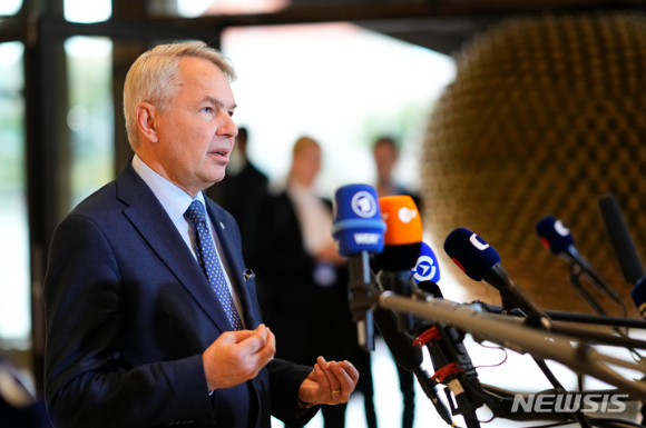 유럽연합(EU) 외무장관 회의에 참석하기 위해 체코를 방문한 페카 하비스토 핀란드 외무장관이 지난 8월31일 기자들과 이야기하고 있다. [사진=프라하(체코)=AP/뉴시스]