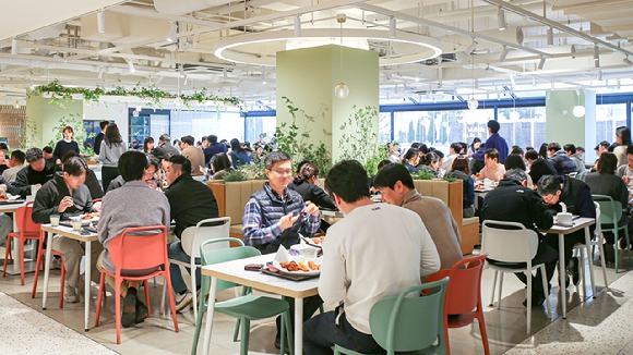 현대그린푸드가 운영 중인 단체급식 사업장에서 고객들이 깐부치킨 협업 메뉴로 식사를 하고 있다. [사진=현대그린푸드]