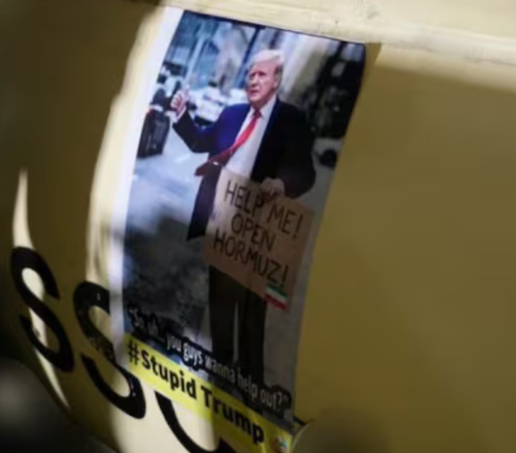이슬람혁명수비대가 미사일에 붙인 합성 사진에 트럼프 대통령이 "호르무즈 열게 좀 도와줘"라는 문구가 적힌 손팻말을 든 모습이 들어있다. [사진=텔레그램]