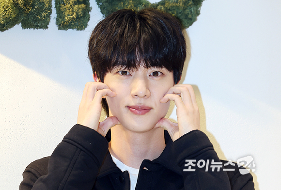 BTS 진이 1일 오후 서울 강남구 도산공원에 위치한 프리미엄 라이프스타일 브랜드 알로(alo) 플래그십 스토어에서 열린 포토행사에 참석해 포즈를 취하고 있다. [사진=곽영래 기자]