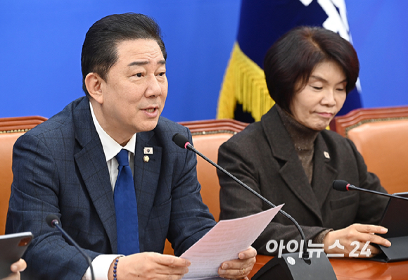 김병기 더불어민주당 원내대표가 25일 서울 여의도 국회에서 열린 원내대책회의에서 발언하고 있다. [사진=곽영래 기자]