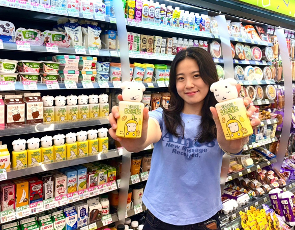 모델이 편의점 CU에서 판매하는 가나디 망고드링크를 소개하고 있다. [사진=BGF리테일]