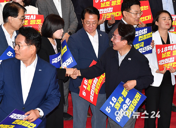 더불어민주당 김민석 당대표 후보자가 13일 국회 로텐더홀 계단에서 열린 '민생입법 방해&middot;5.18 역사 왜곡 국민의힘 규탄대회'에서 의원들과 인사하고 있다. [사진=곽영래 기자]