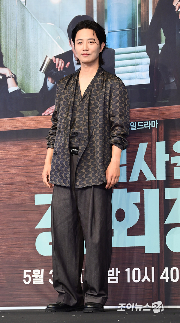 배우 진구가 28일 오후 서울 구로구 신도림동 더링크서울 트리뷰트 포트폴리오 호텔에서 열린 JTBC 새 토일드라마 '신입사원 강회장' 제작발표회에 참석하고 있다. [사진=정소희 기자]