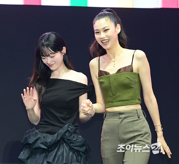 배우 정호연과 이유미가 28일 오후 서울시청 앞 서울광장에서 열린 넷플릭스·서울특별시 공동주최 2025 K콘텐츠 서울여행주간 '오징어 게임​' 시즌3 피날레 이벤트에 참석하고 있다. [사진=정소희 기자]