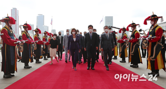 한국을 방문 중인 낸시 펠로시 미 하원의장이 4일 국회 본청 앞에서 김진표 국회의장과 의장대 사열을 받으며 나란히 걸어 들어 오고 있다. [사진=김성진 기자]