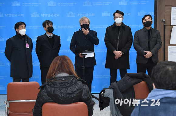 노무현을 사랑하는 모임(이하 노사모)의 배우 명계남이 이재명 더불어민주당 대선 후보를 지지하는 기자회견을 10일 서울 여의도 국회 소통관에서 하고 있다. 이날 노사모 815명이 이 후보를 지지했다. [사진=김성진 기자]