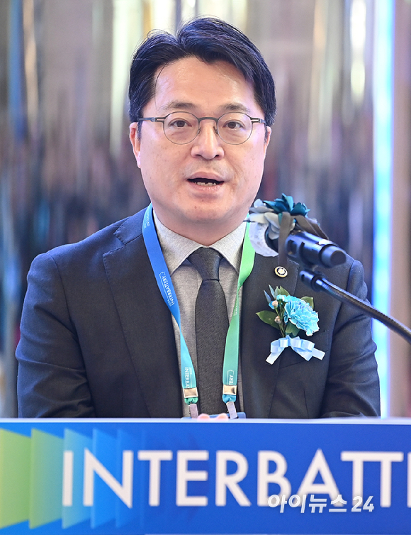 문식학 산업통상부 차관이 11일 서울 강남구 코엑스에서 열린 국내 최대 배터리 산업 전시회 '인터배터리 2026' 에서 환영사를 하고 있다. [사진=곽영래 기자]