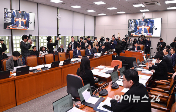 김석기 위원장이 6일 서울 여의도 국회에서 열린 외교통일위원회 전체회의에서 회의를 주재하고 있다. [사진=곽영래 기자]