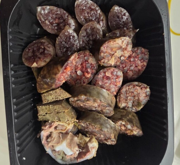 한 순대 프랜차이즈 전문점의 '모듬순대' 가격과 구성 사진이 공개되면서 비판이 이어지고 있다. 사진은 해당 순대. [사진=온라인 커뮤니티]