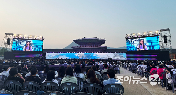 21일 오후 서울 종로구 경복궁 흥례문 광장에서 '2024 코리아 온 스테이지-뉴 제너레이션' 공연이 펼쳐지고 있다. [사진=정소희 기자]