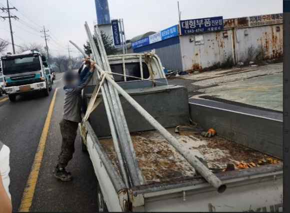 마주 오던 트럭 짐칸의 쇠파이프와 정면으로 충돌한 운전자 영상이 공개됐다. 사진은 A씨가 공개한 트럭 화물차 짐칸. [사진=유튜브 '한문철TV']
