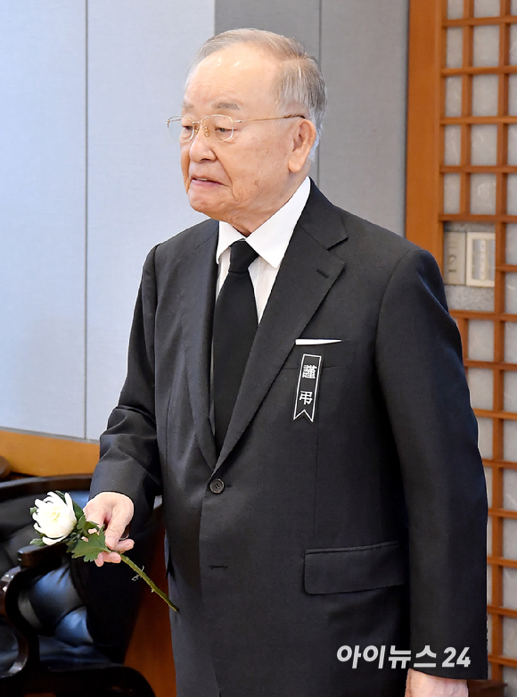손경식 한국경영자총협회장과 김기문 중소기업중앙회장이 28일 오전 서울 종로구 서울대학교병원 장례식장에 마련된 故 이해찬 전 국무총리의 빈소에서 조문을 하고 있다. [사진=곽영래 기자]