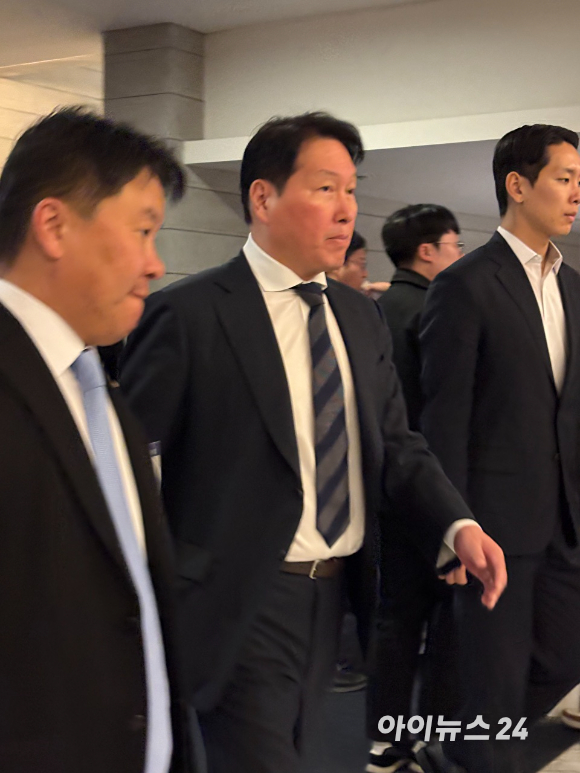 최태원 대한상공회의소 회장이 23일 서울 중구 상의 회관에서 열리는 'K-국정설명회' 참석을 위해 이동하는 모습. [사진=권서아 기자]