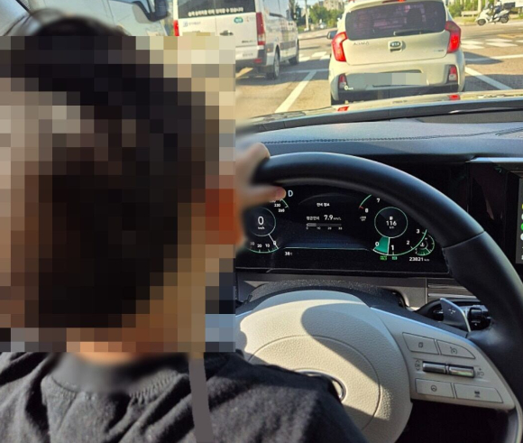 운전자가 아기를 안은 채 차량을 몰고 있는 모습이 전해져 충격을 안겼다. 사진은 해당 아기. [사진=온라인 커뮤니티]