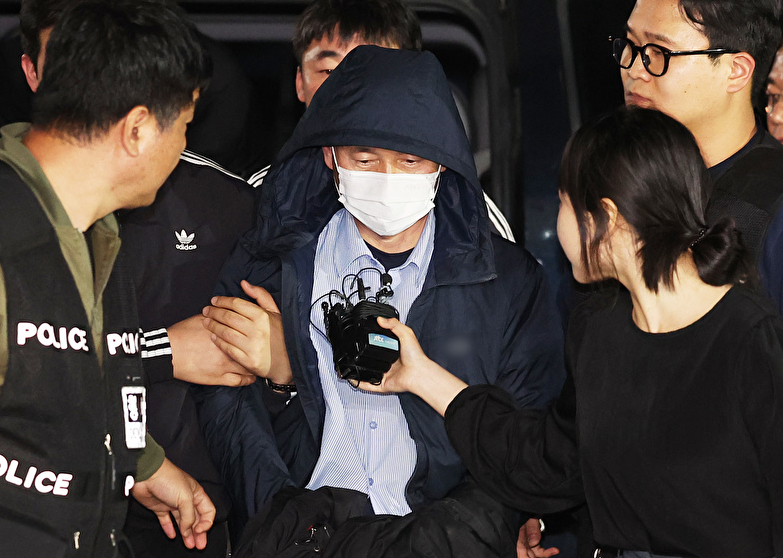 시흥 흉기사건의 용의자인 차철남이 지난 19일 경찰에 긴급체포돼 경기 시흥경찰서로 압송되고 있다. [사진=연합뉴스]