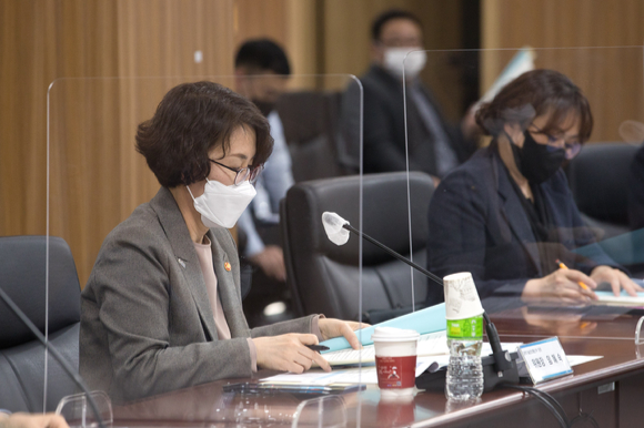 임혜숙 과학기술정보통신부 장관이 22일 오후 세종특별자치시 세종파이낸스센터 과기정통부 생각나눔방에서'제25차 국제과학비즈니스벨트위원회' 를 주재하고 있다. [사진=과기정통부]