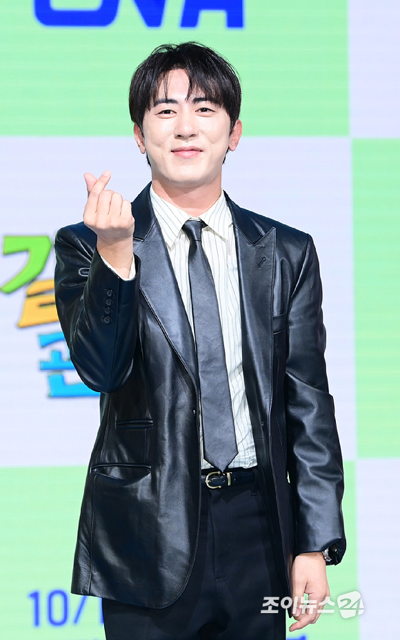 코미디언 김원훈이 16일 오전 서울 마포구 쇼킹케이팝센터에서 열린 ENA 예능 프로그램 '길치라도 괜찮아' 제작발표회에 참석하고 있다. [사진=정소희 기자]