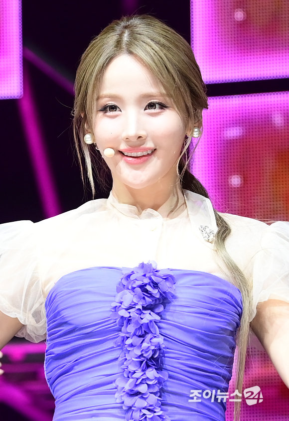 그룹 키스오브라이프 벨이 6일 오후 서울 용산구 블루스퀘어에서 열린 키스오브라이프(KISS OF LIFE)새 싱글 앨범 'Who is she' 발매 기념 쇼케이스에 참석해 수록곡 'Don&lsquo;t Mind Me' 무대를 선보이고 있다. [사진=정소희 기자]