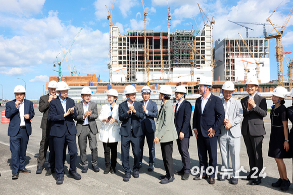한병도 더불어민주당 3대 메가프로젝트 지원 특별위원회 위원장이 곽노정 SK하이닉스 CEO, 특위 위원들과 11일 경기도 용인시 처인구 원삼면 일대에 건설중인 반도체 팹을 둘러보고 있다. [사진=국회사진기자단 ]