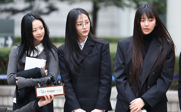 걸그룹 뉴진스(NJZ)가 7일 서울 서초구 서울중앙지방법원에서 열린 '기획사 지위보전&middot;광고계약 체결 등 금지' 가처분 신청의 심문기일을 마친 후 법원 청사를 나서며 취재진 질문에 답하고 있다. [사진=연합뉴스]