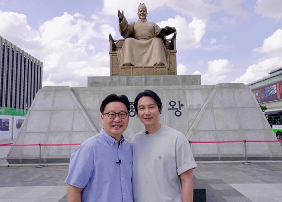 "한글날 100주년"...김남길·서경덕, 해외 한글학교에 교육물품 지원