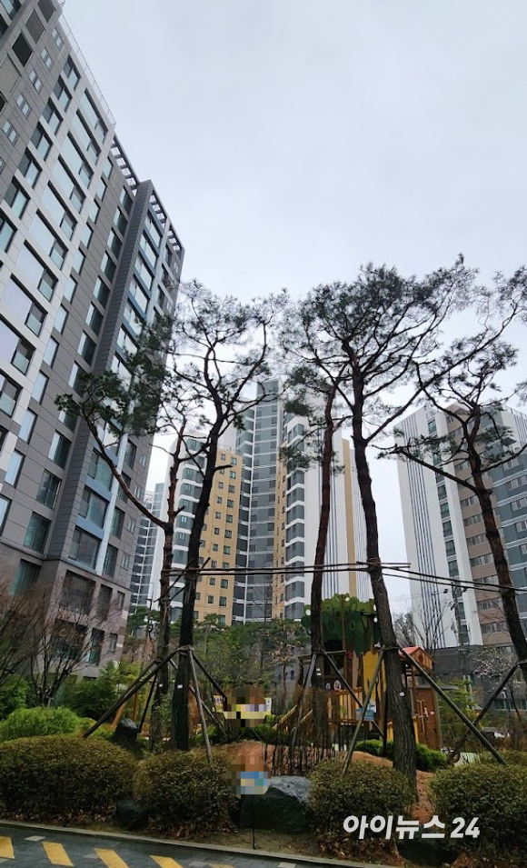 목동 14단지 앞 현대건설이 보낸 현수막이 걸려있다. 14단지는 다른 구역들과 마찬가지로 현재 정비구역지정이 완료돼 시공사 선정 국면에 진입, 최고 49층, 약 5181가구 규모의 대단지로 조성될 예정이다. [사진=김민지 기자]